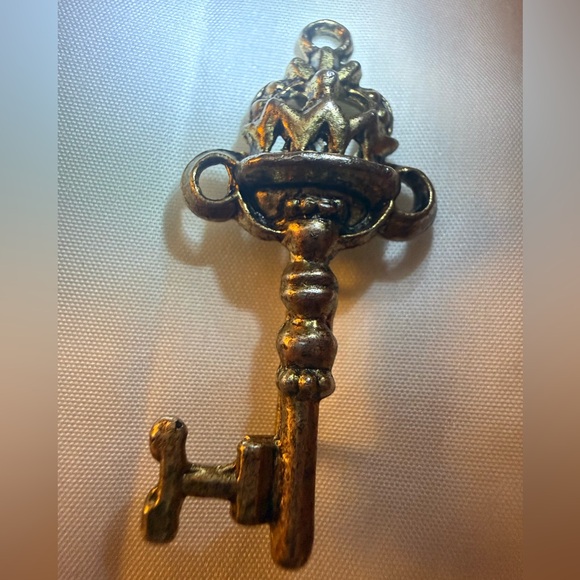 Source Unknown Jewelry - Skeleton Key Victorian style Brooch